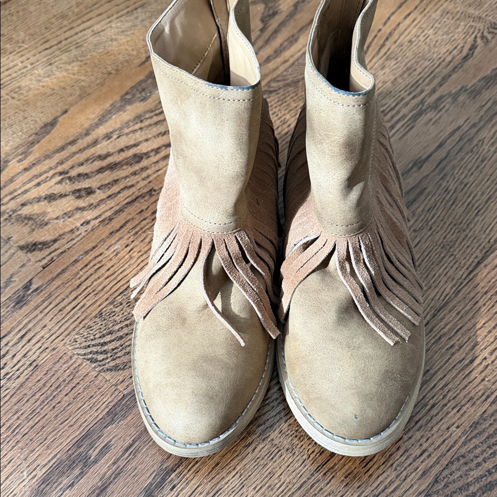 Volatile kids girls suede like Fringe Tan Ankle Boots sz big kids 4